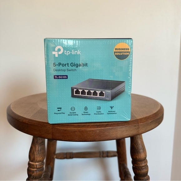 New in Box tp-link 5 Port Gigabit Desktop Switch Model TL-SG105 w/ Power Adapter - Picture 1 of 8
